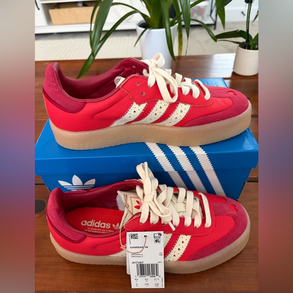 NIB Women’s Sambae Valentines 2025 Shoes